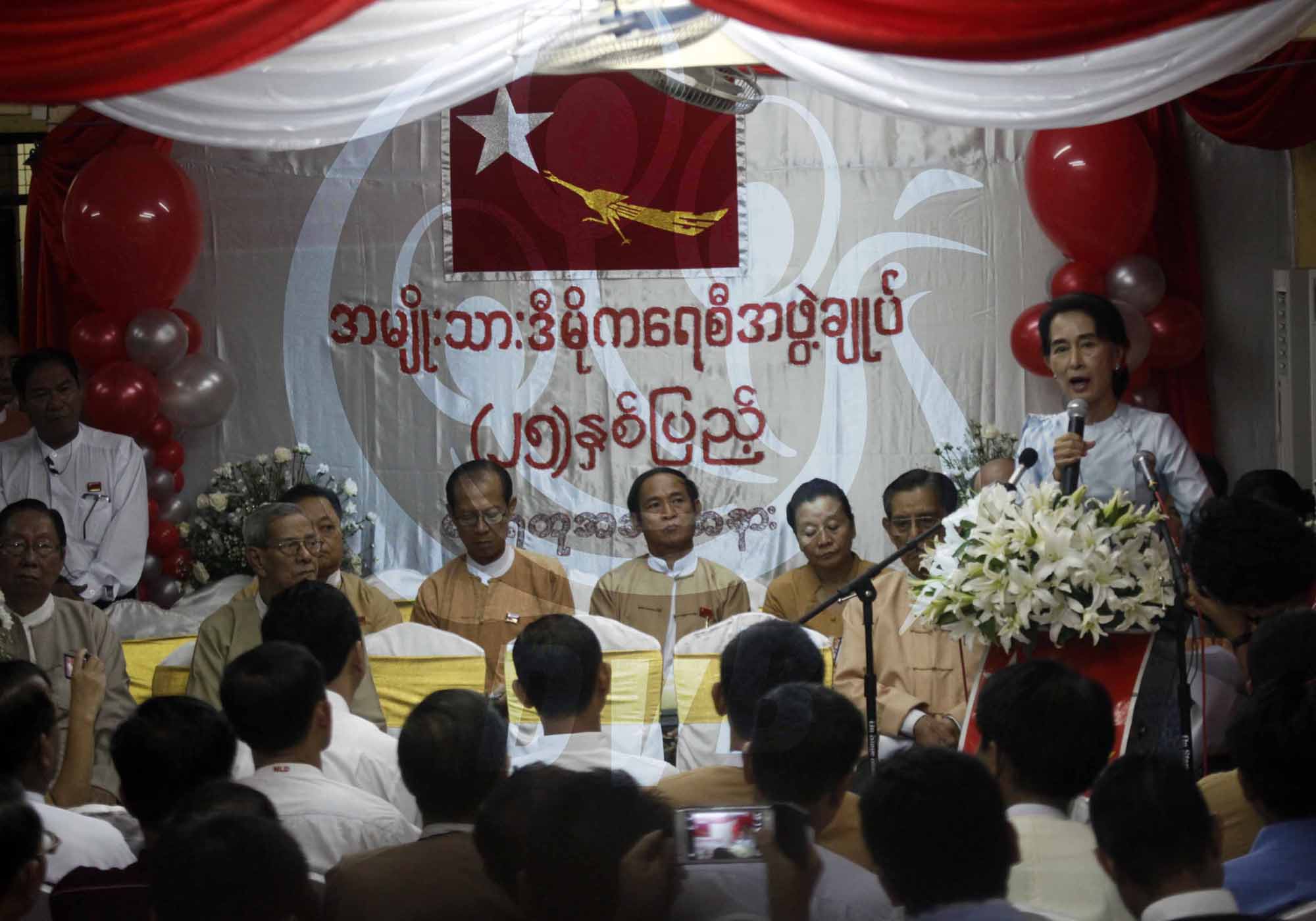အမ်ဳိးသားဒီမိုကေရစီအဖြဲ့ခ်ဳပ္ ၂၅ နွစ္ျပည့္ ေငြရတု (ဓာတ္ပုံ)