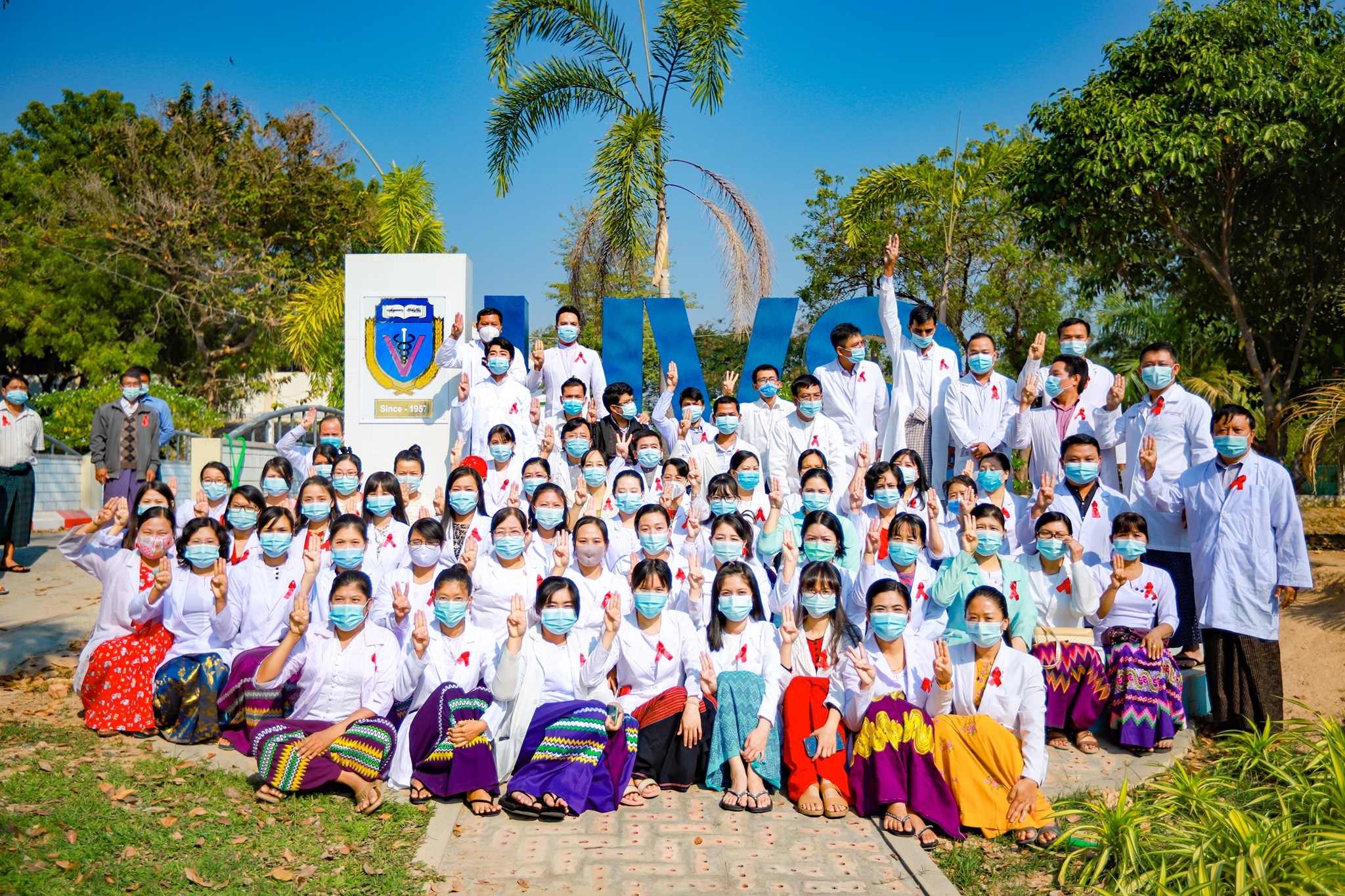 ရေဆင်းမွေးမြူရေးဆိုင်ရာ ဆေးတက္ကသိုလ် ဆရာနှင့် ကျောင်းသားများ ဖဲကြိုးနီကမ်ပိန်းပြုလုပ်
