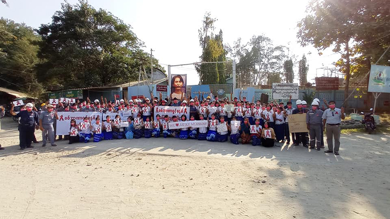 အမှတ်-၂ ရေနံချက်စက်ရုံ ဝန်ထမ်းများ အနီရောင်ဖဲကြိုးလှုပ်ရှားမှု ပြုလုပ် (ဓာတ်ပုံ)