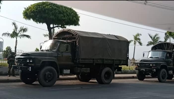 ဗားကရာဆိပ်ကမ်းအနီးတွင် စစ်ကား ၇ စီးဖြင့် စစ်သားများ လုံခြုံရေးယူ (ဓာတ်ပုံ)