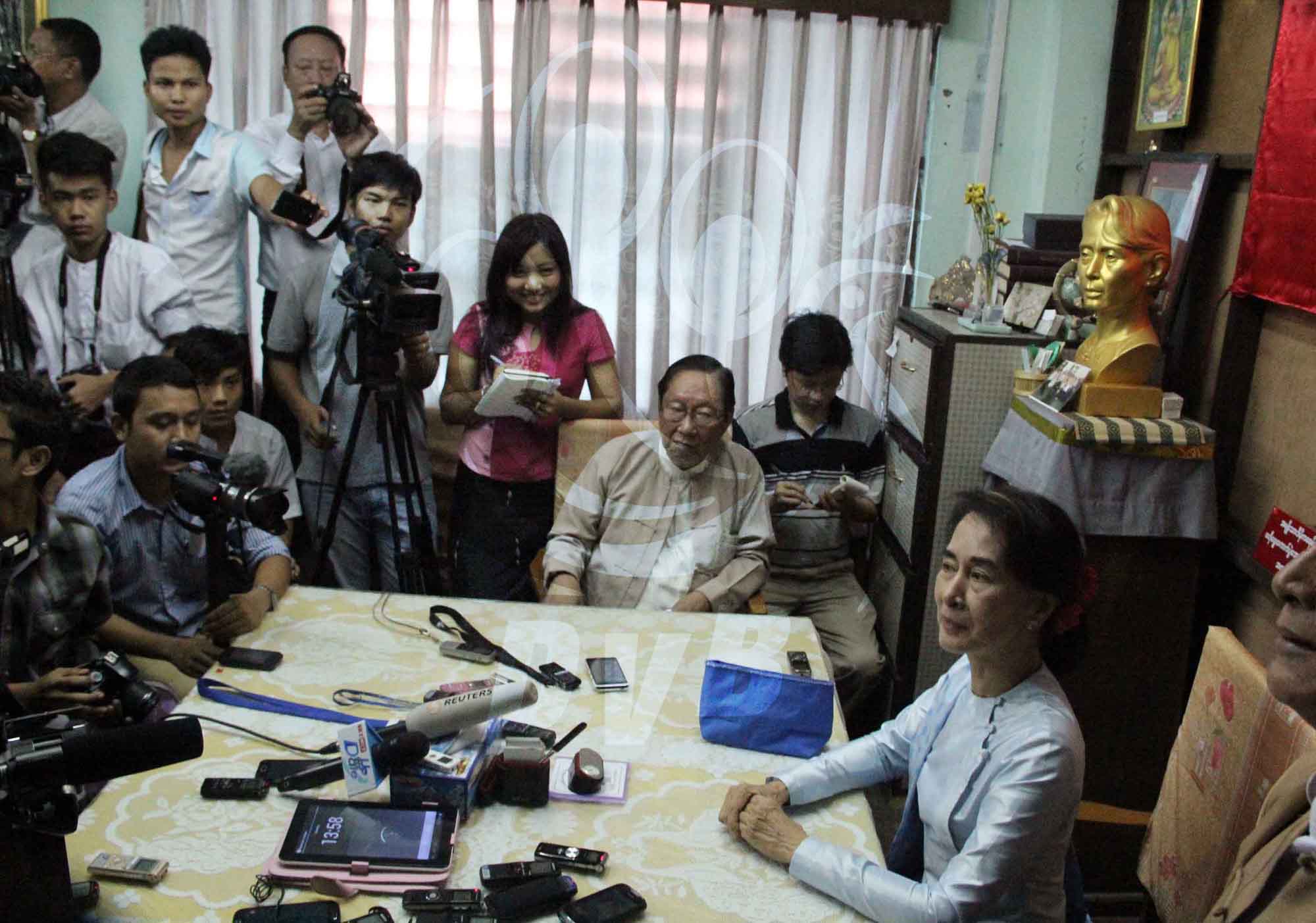 ဖြဲ့စည္းပုံမျပင္ရင္  ျပဿနာမ်ားမည္ဟု ေဒၚေအာင္ဆန္းစုၾကည္ ေျပာ