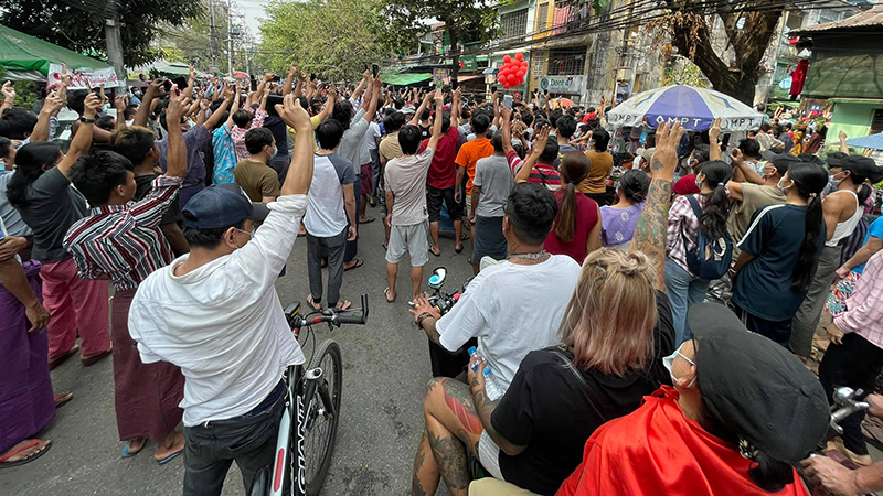 စစ်အာဏာရှင်စနစ်အလိုမရှိကြောင်း ရန်ကုန်မြို့တွင် လူသိန်းနှင့်ချီ ဆန္ဒပြ