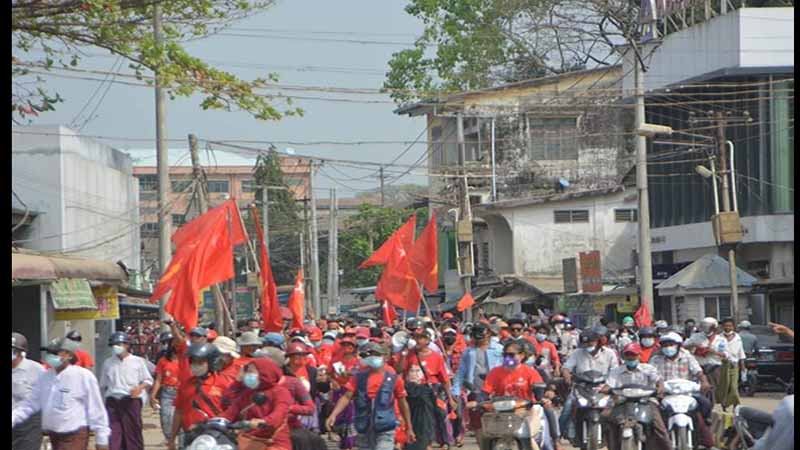 အာဏာရှင်စနစ်အလိုမရှိကြောင်း ဟင်္သာတတွင် ဆိုင်ကယ်စီးအနီရောင်လှုပ်ရှားမှု ပြုလုပ်