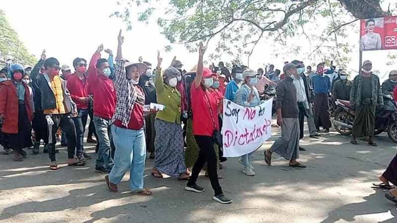 ဟုမ္မလင်းမြို့တွင် ပြည်သူ ၅၀၀၀ ကျော် ဆန္ဒပြ