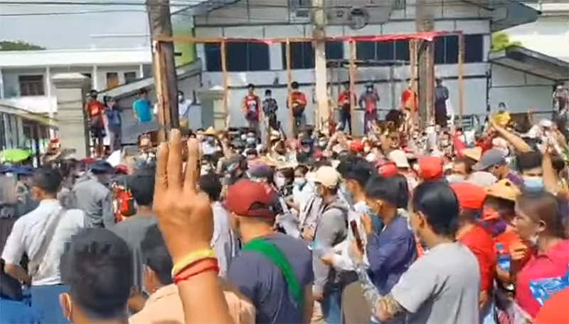 မြဝတီမြို့တွင် ဆန္ဒပြသူများကို ပစ်ခတ်လူစုခွဲ၊ ၁၀ ဦးခန့် ဒဏ်ရာရ (ရုပ်သံ)