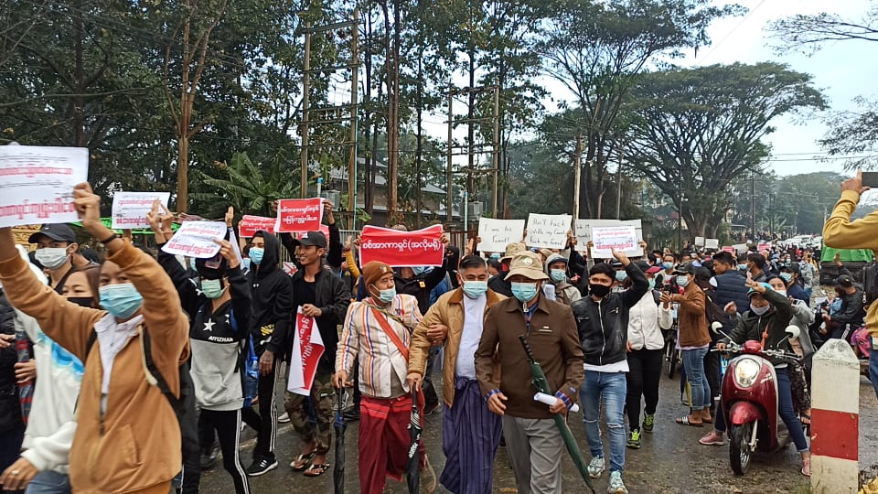 စစ်အာဏာရှင်ဆန့်ကျင်ရေး လွိုင်ကော်ပြည်သူ သောင်းချီ ငြိမ်းချမ်းစွာ ဆန္ဒပြ