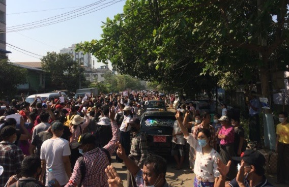 ရန်ကုန် သာကေတမြို့နယ်တွင် စစ်အာဏာရှင်ဆန့်ကျင်ရေး လူပေါင်း သောင်းချီဆန္ဒပြ