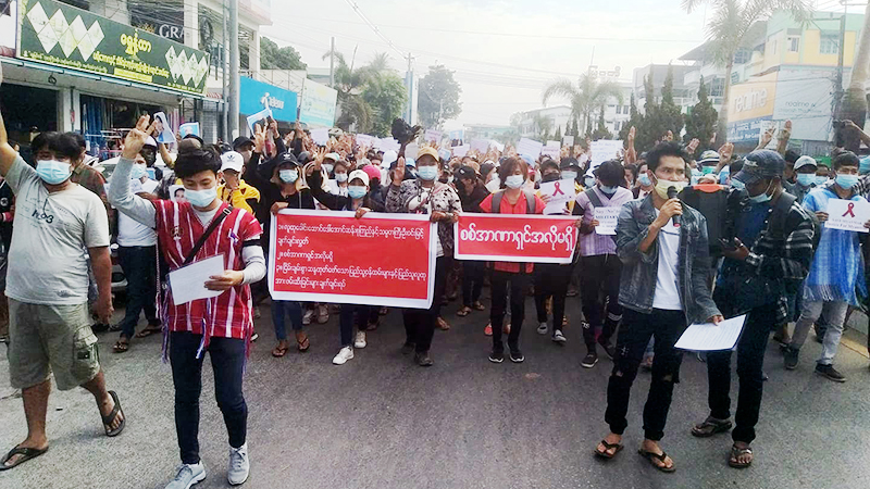 မြဝတီမြို့တွင် စစ်အာဏာရှင်ဆန့်ကျင်ရေး ပြည်သူထောင်ချီ ဆန္ဒပြ