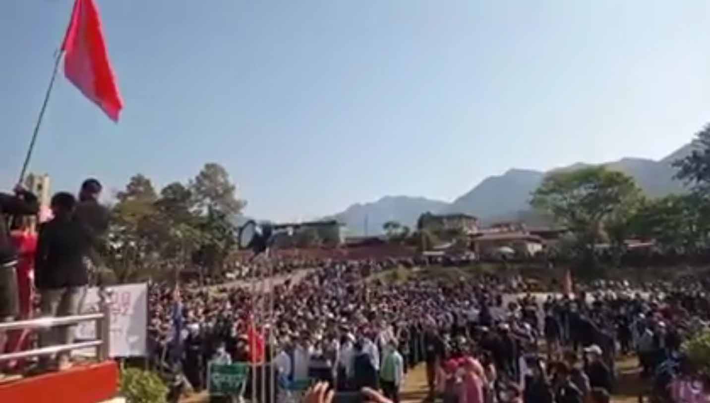 စစ်အာဏာရှင်အလိုမရှိကြောင်း မိုးကုတ်မြို့တွင် အင်အားသောင်းချီ ဆန္ဒပြ
