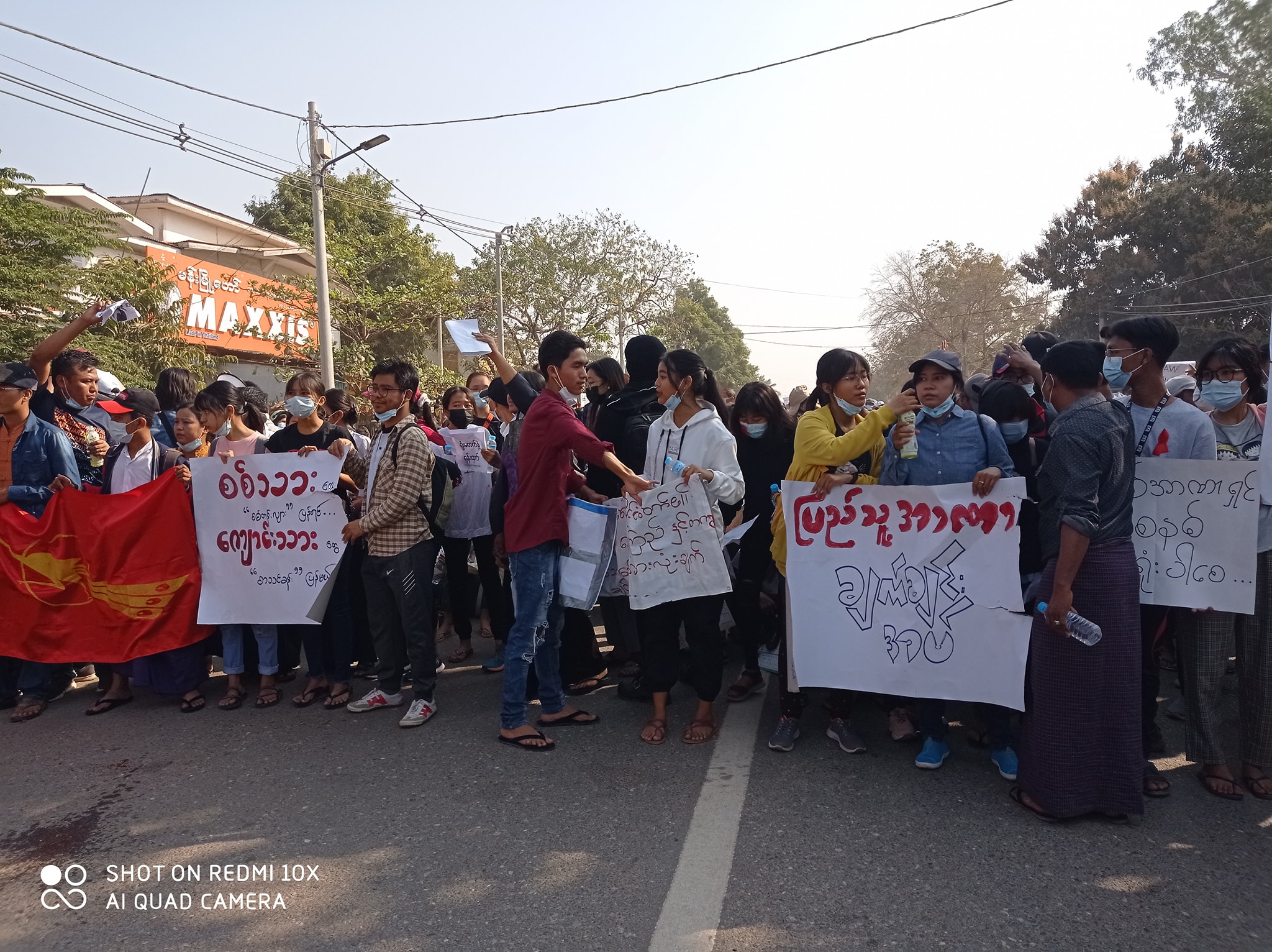 စစ်အာဏာရှင်ဆန့်ကျင်ရေး မကွေးမြို့တွင် ပြည်သူသိန်းချီ ဆန္ဒပြ