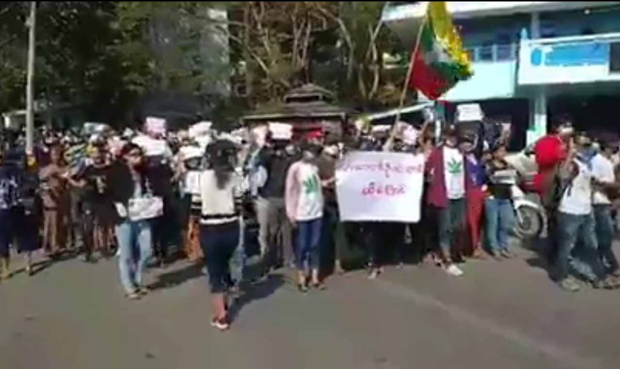 ကော့သောင်းမြို့ စစ်အာဏာရှင်အလိုမရှိ ဆန္ဒပြပွဲ ဆရာဆရာများနှင့် ဝန်ထမ်းများ ပါဝင်လာ