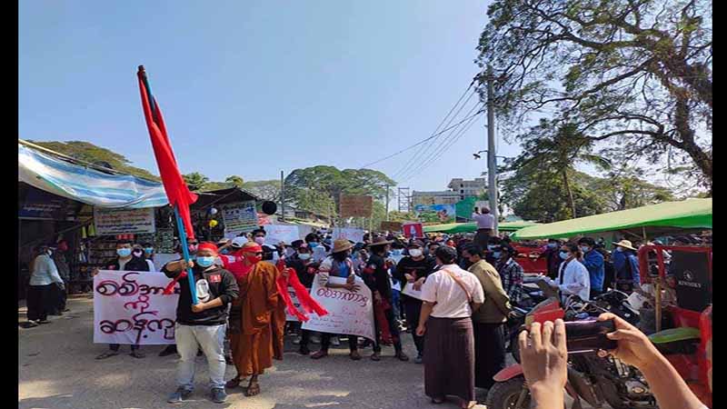 ဟုမ္မလင်းမြို့တွင် စစ်အာဏာရှင်ဆန့်ကျင်ရေး လူသောင်းချီဆန္ဒပြ