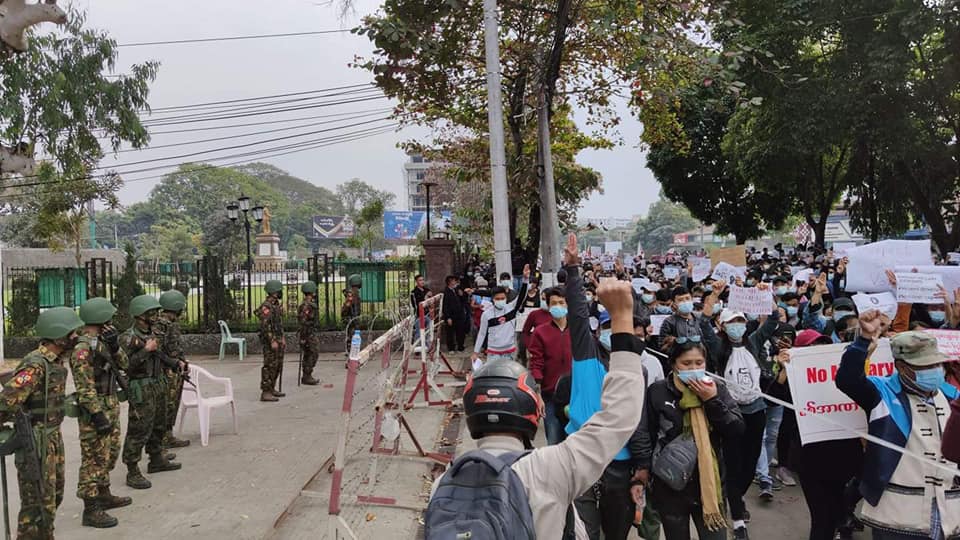 စစ်အာဏာသိမ်းမှုကို လက်မခံကြောင်း မြစ်ကြီးနားတွင် လူဦးရေသိန်းချီ ဆန္ဒပြ
