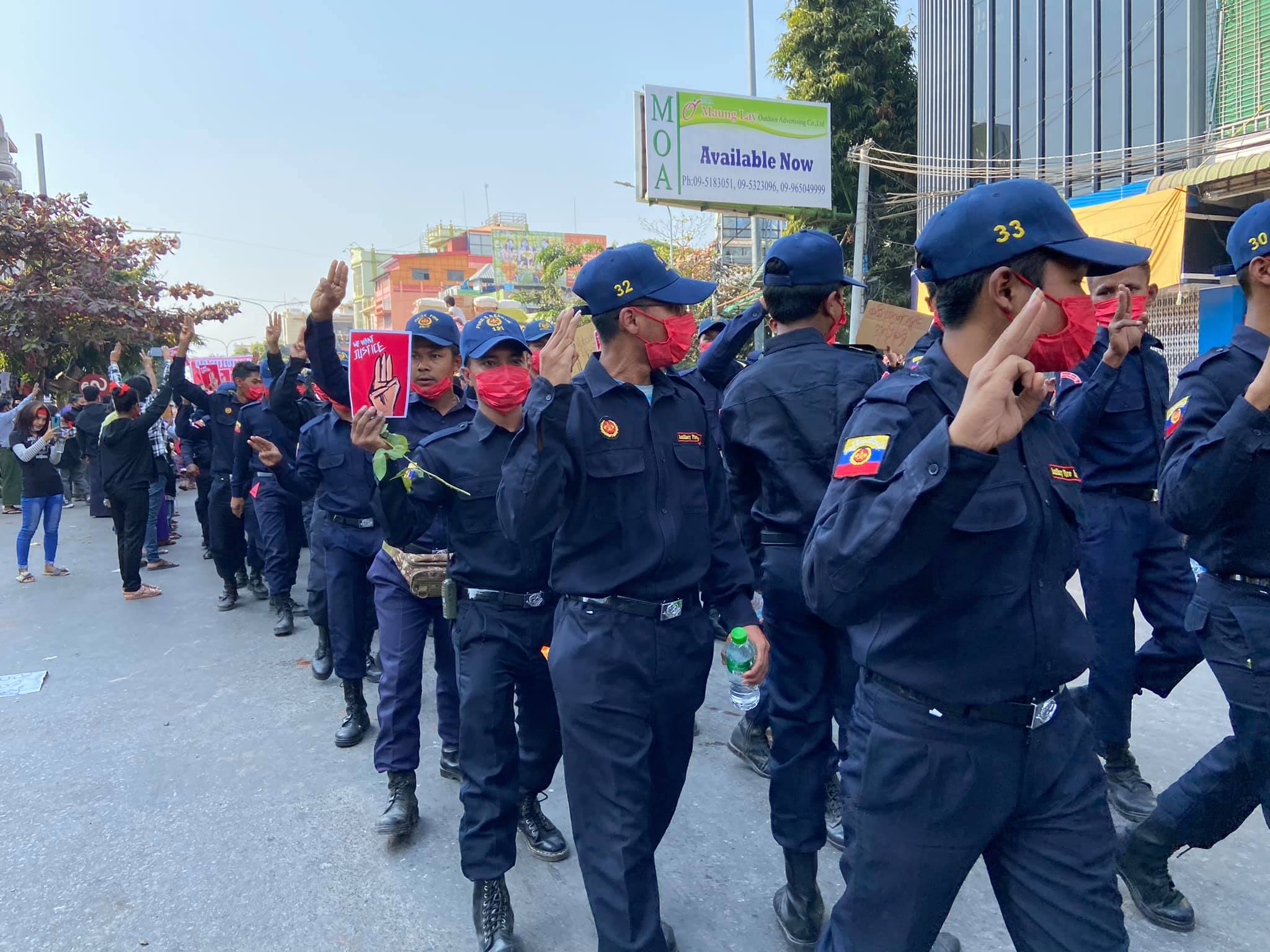စစ်အာဏာရှင်အလိုမရှိကြောင်း မန္တလေးဆန္ဒပြစစ်ကြောင်းတွင် မီးသတ်တပ်ဖွဲ့ဝင်များ ပါဝင်လာ