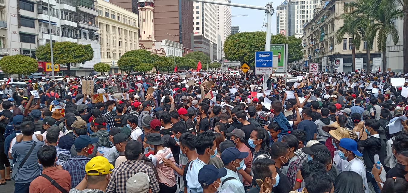 ဆူးလေဘုရားအနီး စစ်အာဏာရှင်ဆန့်ကျင်ရေး လူထုလှုပ်ရှားမှုမြင်ကွင်း (ဓာတ်ပုံ)