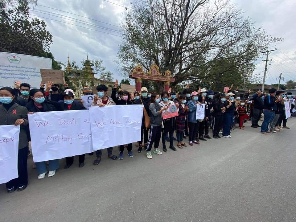 စစ်အာဏာရှင်စနစ် ဖြုတ်ချရေး သိန်းနီမြို့တွင် ဆန္ဒထုတ်ဖော်