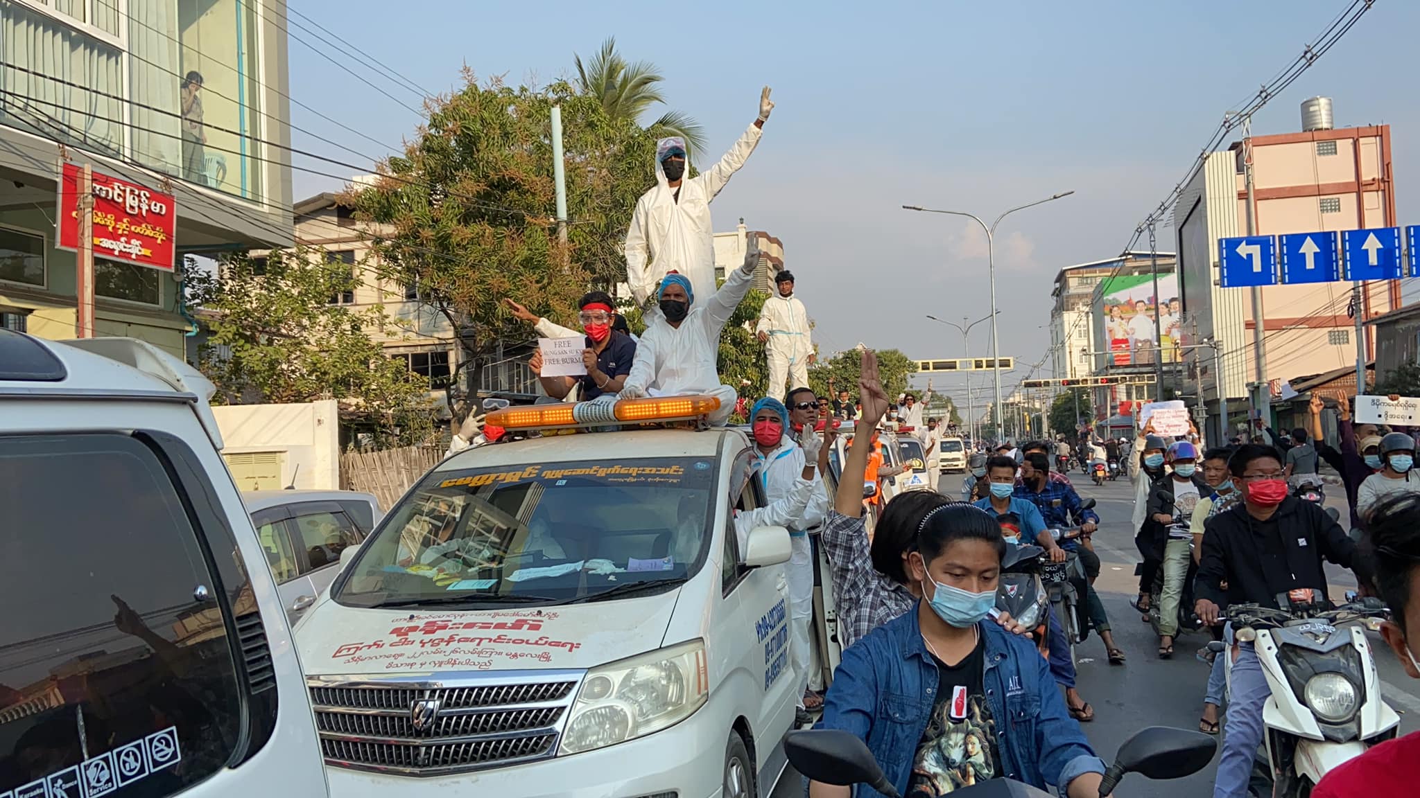 စစ်အာဏာရှင်အလိုမရှိကြောင်း မန္တလေးမြို့တွင် လူနာတင်ယာဉ်အစီး ၁၀၀ ဖြင့် ဆန္ဒပြ