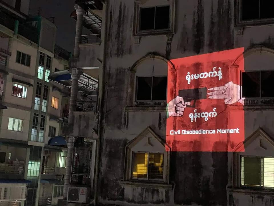 ပရိုဂျက်တာပြသပြီး စစ်အာဏာရှင်စနစ်ကို ဆန့်ကျင်ကန့်ကွက်
