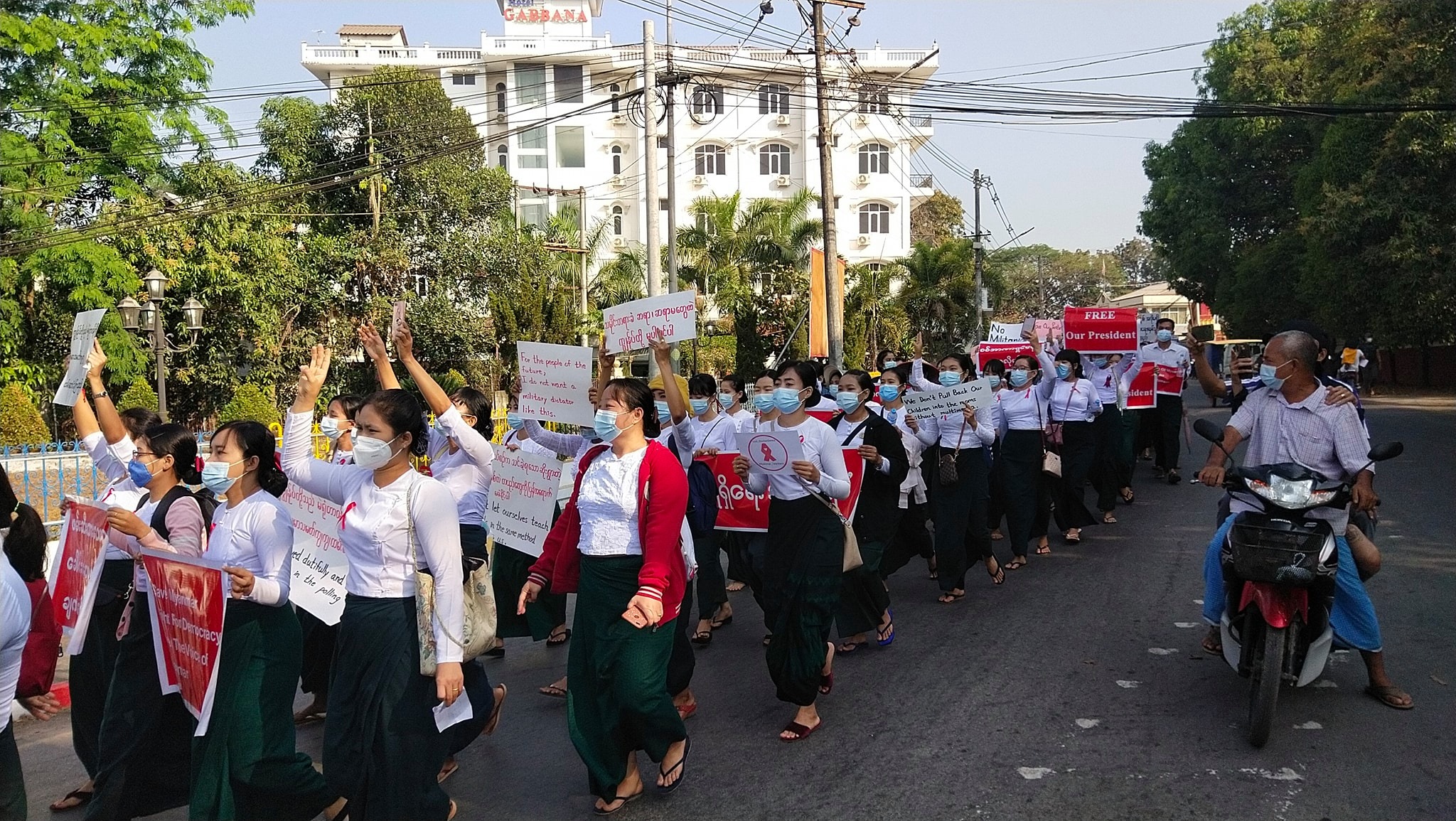 စစ်အာဏာရှင်အလိုမရှိကြောင်း ဘားအံပညာရေးဝန်ထမ်းများအပါအဝင် အင်အားသိန်းချီ ဆန္ဒပြ