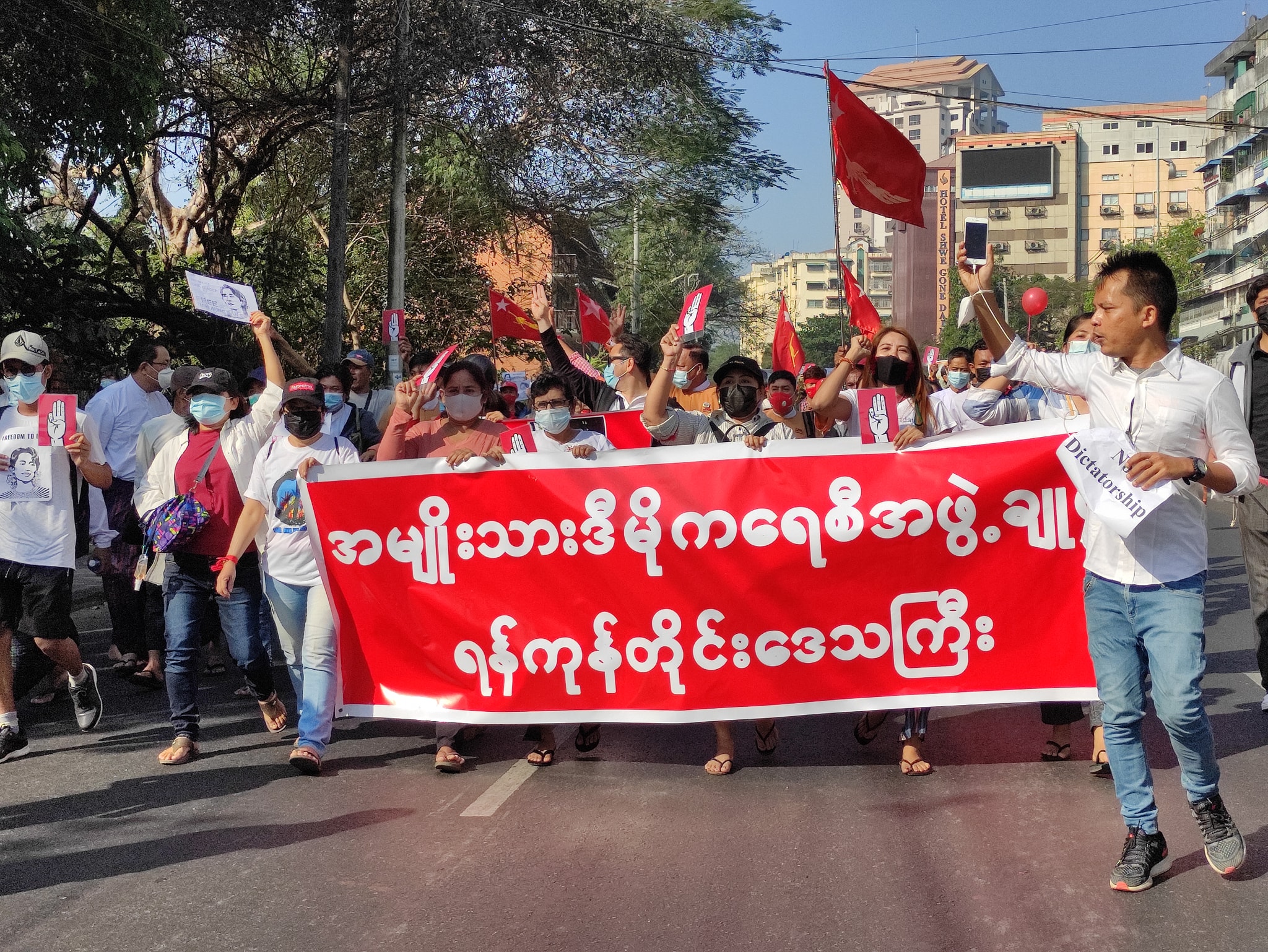 အဖွဲ့ချုပ်ရုံးရှေ့က ထွက်ခွာလာတဲ့ အကြမ်းမဖက်ဆန္ဒပြသူများမြင်ကွင်း
