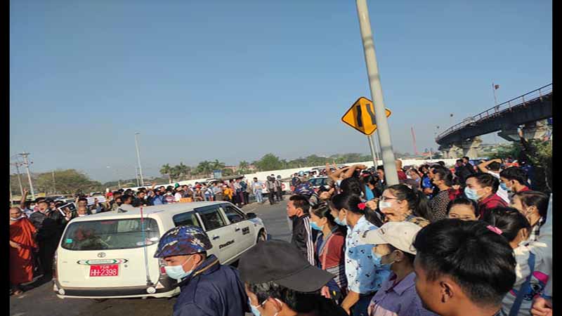 ဆန္ဒပြပြည်သူ့အားကို မလွန်ဆန်နိုင်သဖြင့် သံလျင်-ရန်ကုန် တံတား ပြန်ဖွင့်