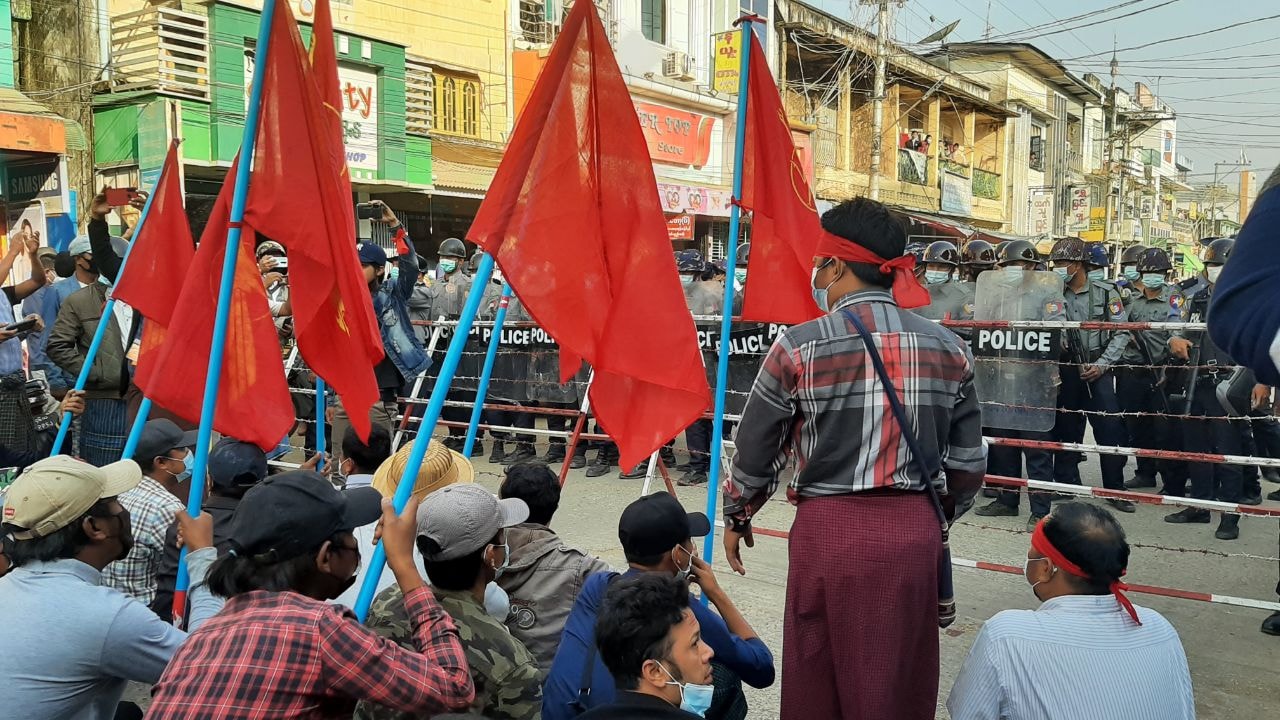 ပုသိမ် ဆန္ဒပြသူများကို မြို့နယ်မှူးက ၁၅ မိနစ်အတွင်း လူစုခွဲခိုင်း၊ ဆက်လက်ဆန္ဒပြနေ