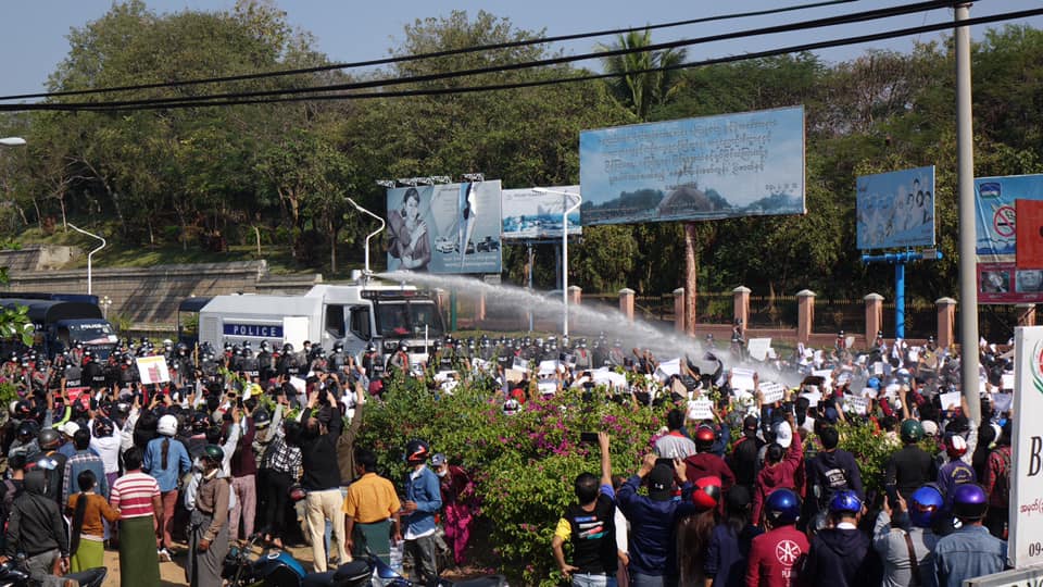 နေပြည်တော်တွင် ဆန္ဒပြသူများကို မီးသတ်ပိုက်ဖြင့်ထိုးပြီး လူစုခွဲနေ