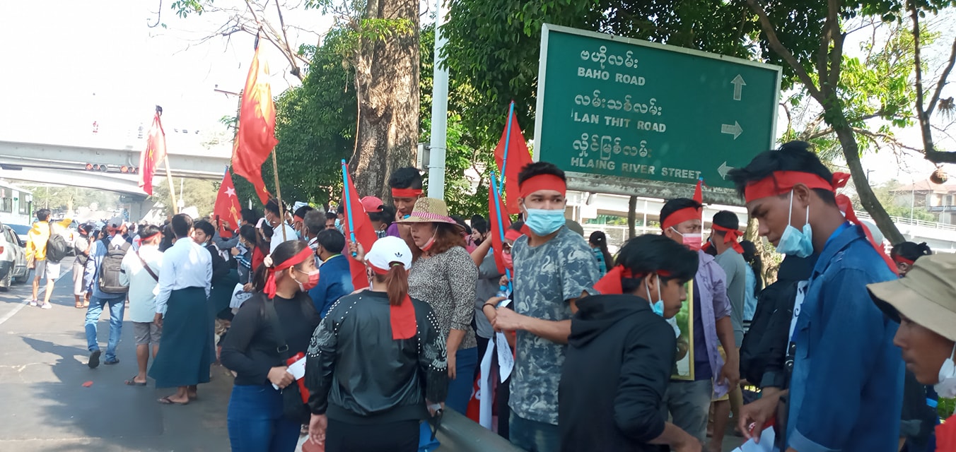 အင်းစိန်ပန်းခြံရှေ့တွင် မီးရထားဝန်ထမ်းတွေ ဦးဆောင်ပြီး သပိတ်စခန်းဖွင့်