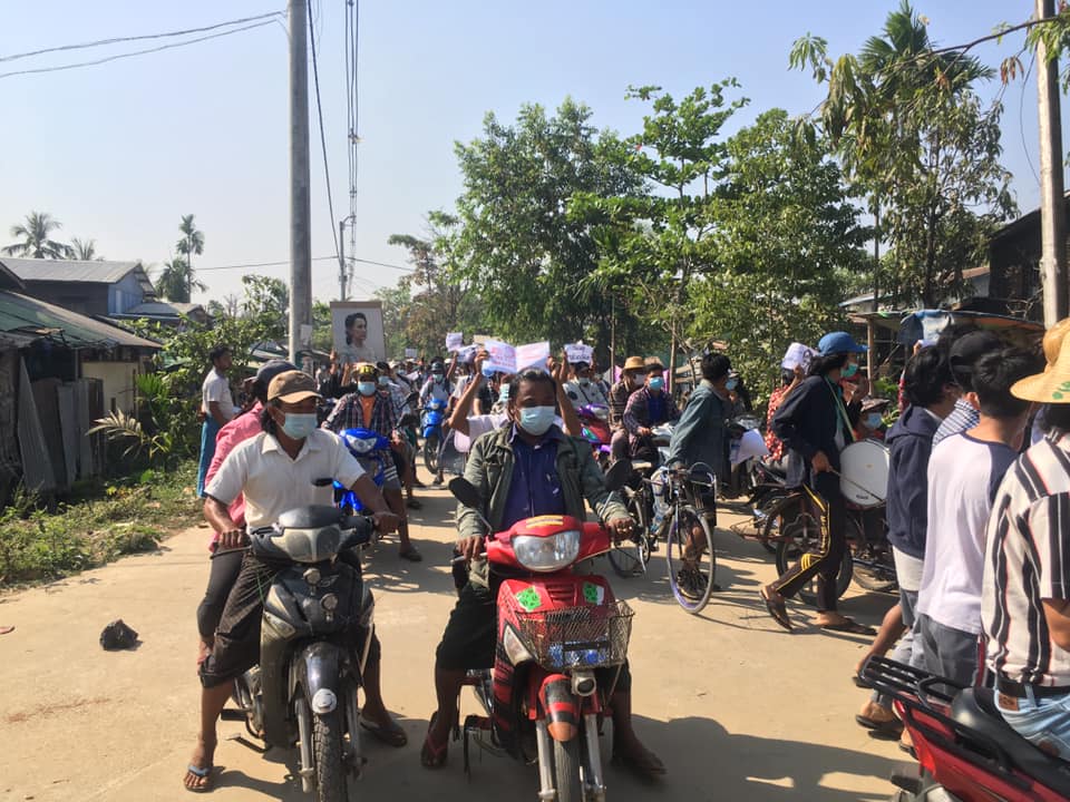 ဒလမြို့နယ်တွင် ပညာရေးဝန်ထမ်းများ ဦးဆောင်ပြီး ဆန္ဒဖော်ထုတ်နေ