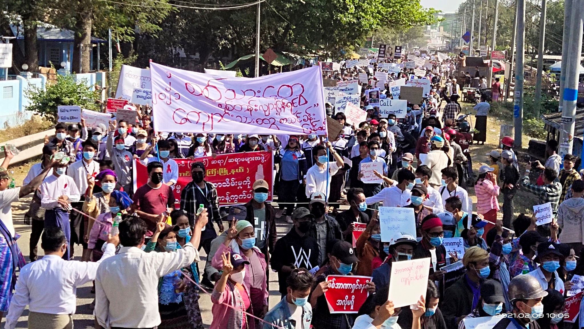 တောင်တွင်းကြီးမြို့တွင် ပညာရေးနှင့်ကျန်းမာရေးဝန်ထမ်းများအပါအဝင် အင်အားသိန်းချီ ဆန္ဒပြ