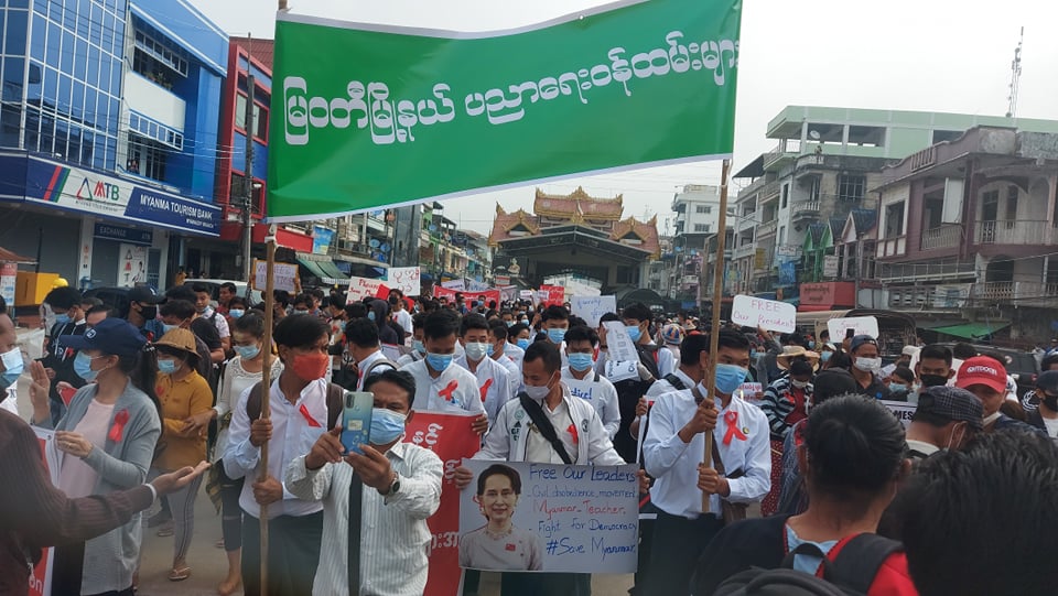 မြဝတီမြို့တွင်  ရှေ့နေများနှင့် ပညာရေးဝန်ထမ်းများ ပြည်သူနှင့်အတူပူးပေါင်း ဆန္ဒပြ