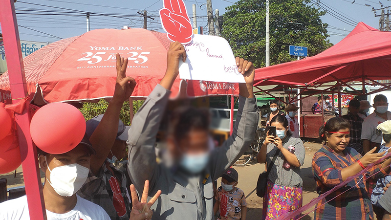 အင်းစိန်၊ ဆယ်မိုင်ကုန်းတွင် ဆန္ဒပြပြည်သူနှင့်အတူ ရဲတပ်ဖွဲ့ဝင်တဦး ပါဝင်လာ