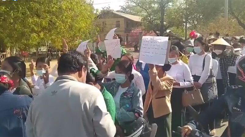 နွားထိုးကြီး စစ်အာဏာရှင် ကန့်ကွက်ဆန္ဒပြပွဲ ဌာနဆိုင်ရာဝန်ထမ်း ရာနှင့်ချီ ပူးပေါင်း