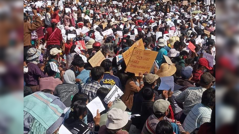 ပုလဲမြို့တွင် ပညာရေးဝန်ထမ်းများအပါအဝင် အင်အား ၁ သိန်းကျော် ဆန္ဒပြ