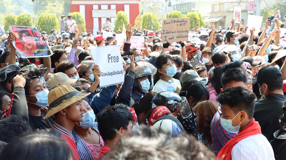 မုံရွာမြို့က စစ်အာဏာရှင်ဆန့်ကျင်ရေး လူထုလှုပ်ရှားမှု ၄ ရက်မြောက်နေ့ မြင်ကွင်း