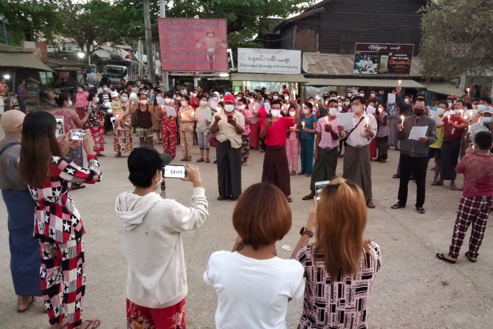 စစ်အာဏာရှင်စနစ်ကျဆုံးရေး ပုသိမ်တွင် ဘာသာပေါင်းစုံ ဖရောင်းတိုင်မီးထွန်း ဆုတောင်း