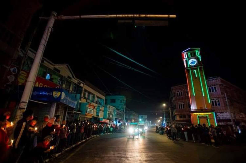 အအေးဒဏ်ကို အန်တုပြီး သံပုံးတီး ဆန္ဒဖော်ထုတ်သည့် ပြင်ဦးလွင် ပြည်သူများ