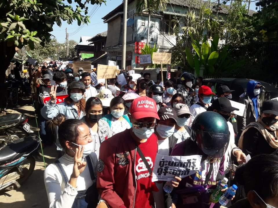 သံတွဲမြို့က စစ်အာဏာရှင်ဆန့်ကျင်ရေး တတိယနေ့ သပိတ် (ဓာတ်ပုံ)
