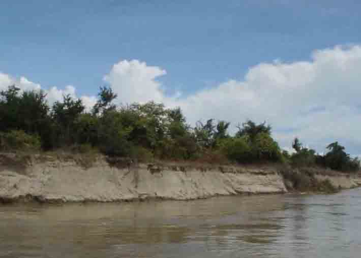 ႐ွစ္အိမ္တန္း ႐ြာလုံးကြ်တ္ ေရတုိက္စားခံရသျဖင့္ အကူညီလုိအပ္