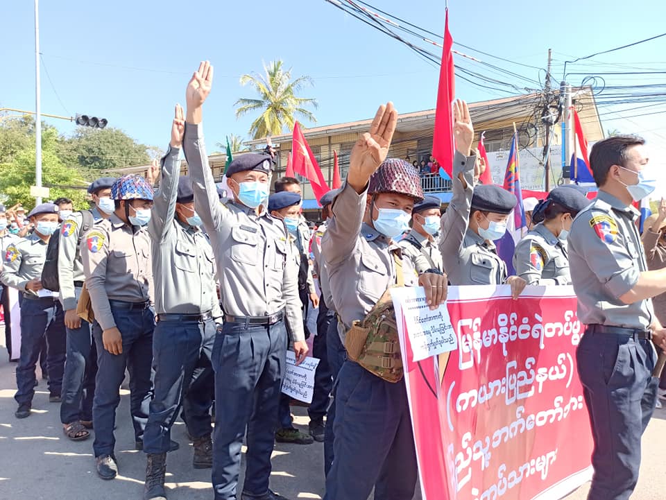 လွိုင်ကော်တွင် ရဲတပ်ဖွဲ့ဝင် ၄၀ ကျော် ပြည်သူနှင့်အတူ ပူးပေါင်း ဆန္ဒပြ