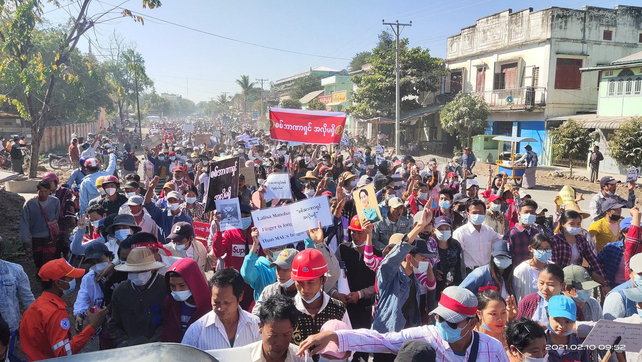 တောင်တွင်းကြီးတွင် ဌာနဆိုင်ရာဝန်ထမ်းများအပါအဝင် ပြည်သူလူထု သိန်းချီ ဆန္ဒပြ