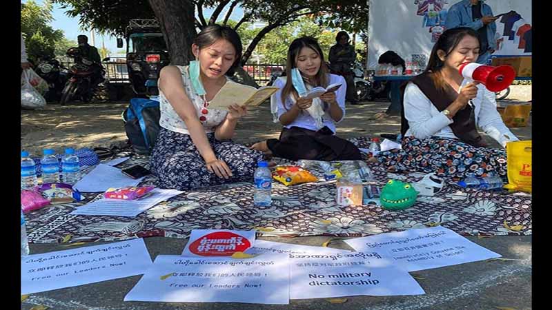 မန္တလေးတွင် ယောဂီဝတ် မိန်းကလေးငယ်များ ဆန္ဒပြ