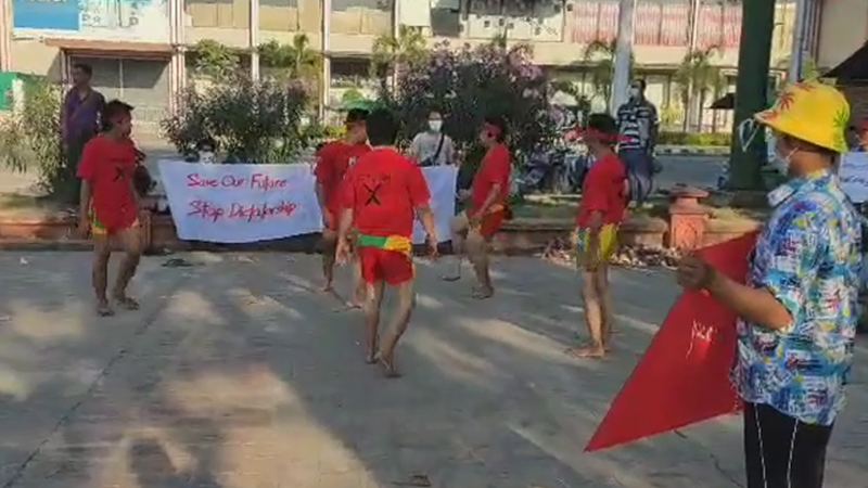 တောင်ငူမြို့က လူငယ်များ ခြင်းလုံးခတ်ပြီး ဆန္ဒထုတ်ဖော်