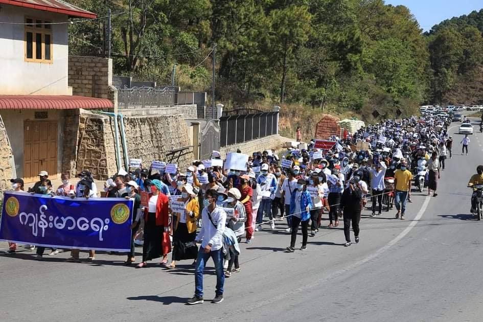 စစ်အာဏာသိမ်းမှု ဆန့်ကျင်ကြောင်း ကလောမြို့တွင် CDM ဝန်ထမ်းများ ဦးဆောင်ဆန္ဒပြ