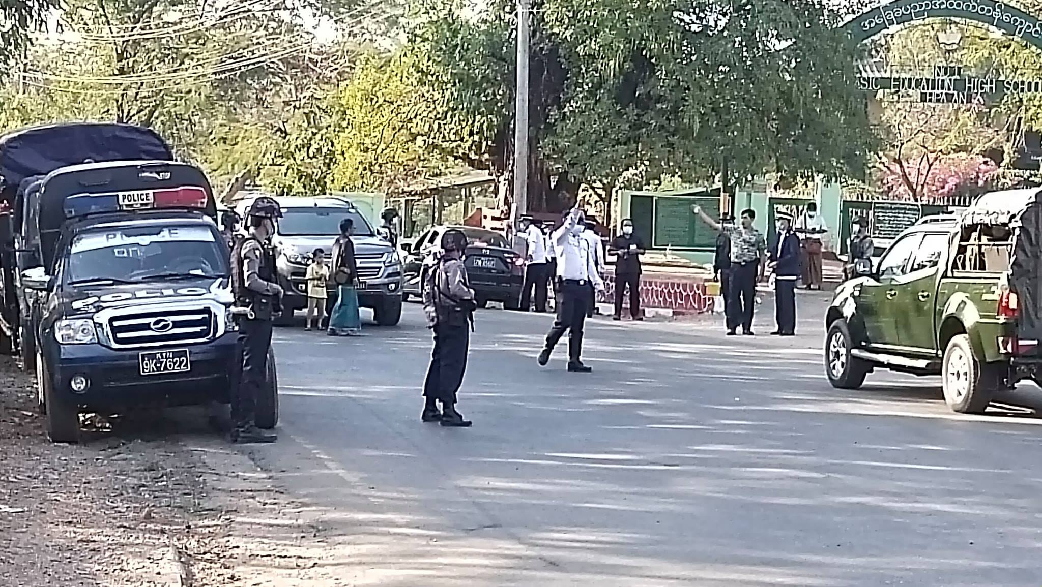 ဘားအံမြို့တွင် ဆန္ဒထုတ်ဖော်ရန် လာရောက်သူများကို ရဲအင်အားသုံးဖမ်းဆီး