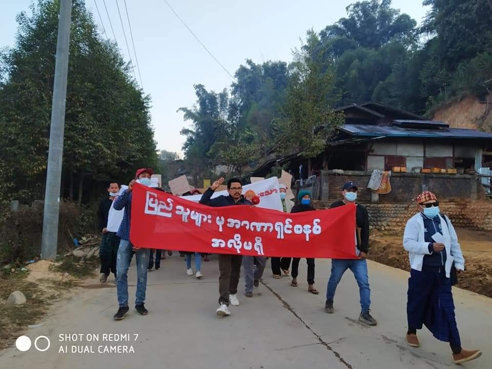 စစ်အာဏာရှင်အလိုမရှိကြောင်း ချီဖွေပြည်သူများ ပထမဆုံးအကြိမ် ဆန္ဒပြ