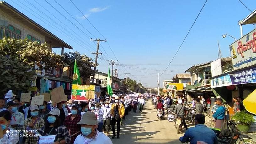 ဗန်းမောက်မြို့က စစ်အာဏာရှင်ဆန့်ကျင်ရေးလူထုလှုပ်ရှားမှုမြင်ကွင်း (ဓာတ်ပုံ)