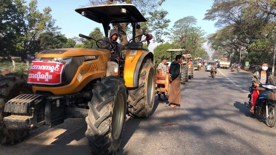 ကျောက်တံခါးတွင် ဌာနစုံအပါအဝင် တောင်သူများက လယ်ထွန်စက်များဖြင့် စစ်ဏာရှင်ကိုဆန္ဒပြ