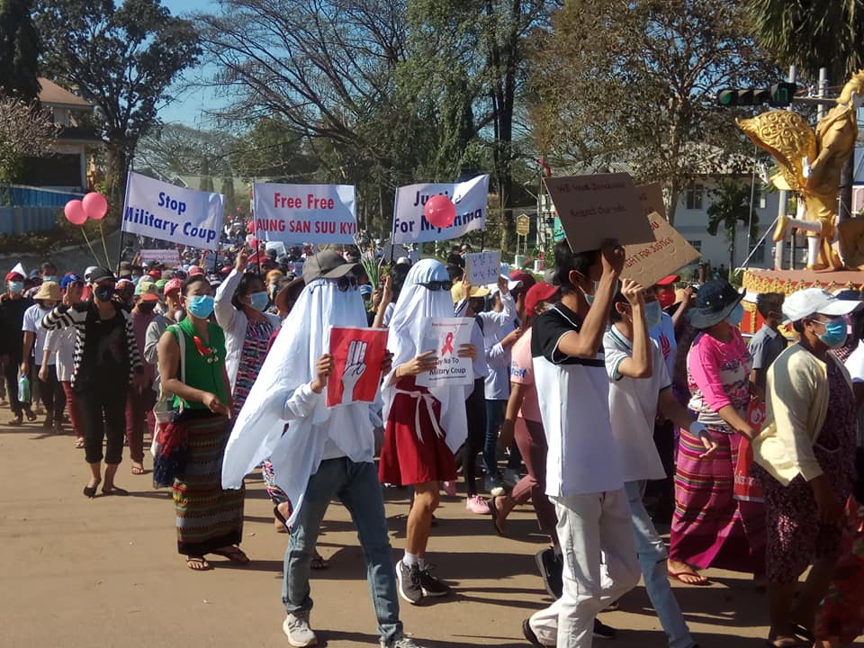ရေးမြို့ စစ်အာဏာရှင်ဆန့်ကျင်ရေး ဆန္ဒပြပွဲ မီးရထား၊ မြေစာရင်းနှင့် ဘဏ်ဝန်ထမ်းများပါ၀င်လာ