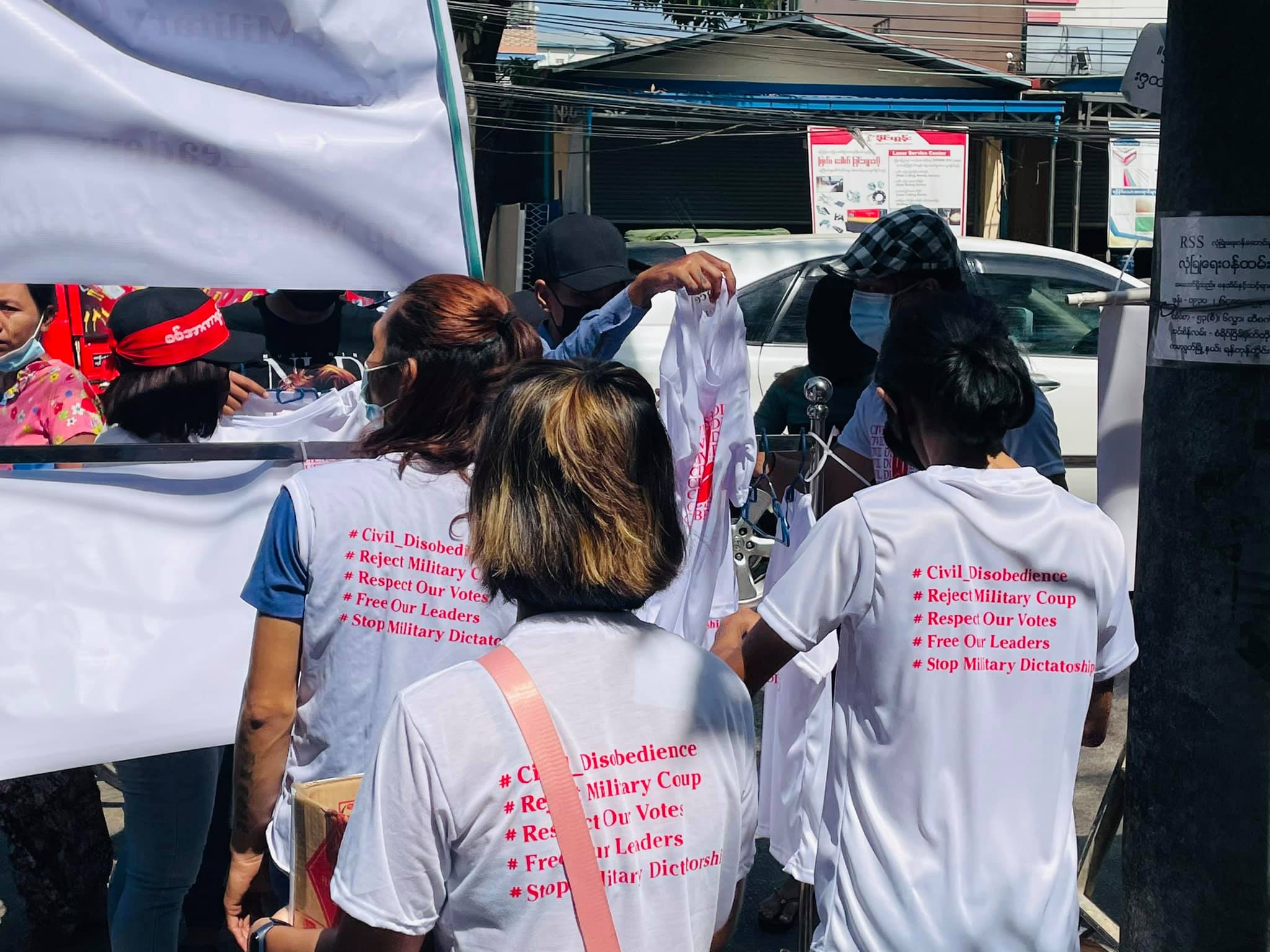 CDM ဝန်ထမ်းများကို ကူညီရန် တီရှပ်ဝယ်ပြီး ငွေလှူဒါန်းနိုင်မည့်ကမ်ပိန်း ပြုလုပ်